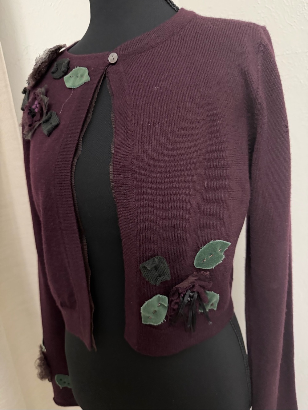 Embellished Plum Cropped Cardigan with Leaf Appliqués 100% merino wool - Picture 2 of 11